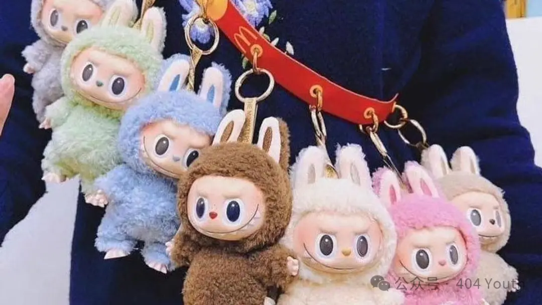 我们和 Labubu，都是被人捡起来的小孩